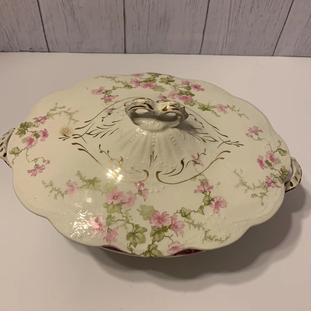 Covered serving dish. - Picture 2 of 15
